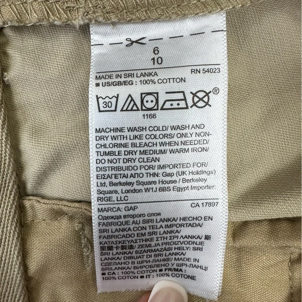 GAP Tan Iconic Khaki Women’s Girlfriend Roll Short, size 6
